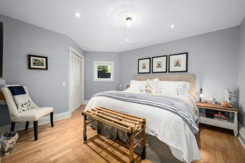 Porthole room. King feather bed. 2.5 shared bathrooms. 