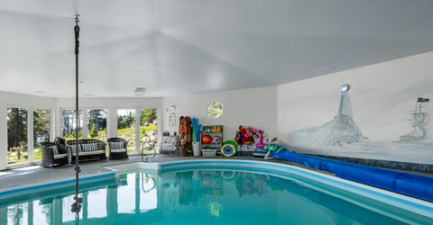 Saltwater pool heated to 32°C/90°F year-round. The perfect temperature to float away the day. Rope swing, pool toys, bluetooth speaker, galaxy projector and pfd's for new swimmers all await. 2m/7' maximum depth. 