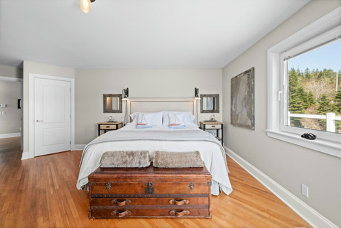 Captain's room. King feather bed, ensuite bath with soaker tub and shower.  H2O Infuse Shampoo, conditioner, body wash and lotion. 