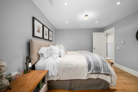 Porthole room. King feather bed. 2.5 shared bathrooms. 