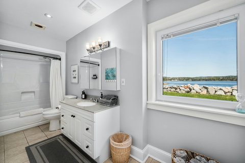 Lower deck bathroom with tub/shower. H2O Infuse amenities.