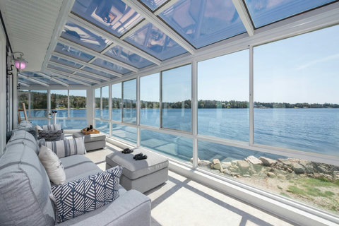 600 Sq' wrap-around panoramic solarium with multiple seating areas. 

Telescope, binoculars, beanbag toss, easel, blankets, blanket warmer and yoga mat. 

Porpoises, otters, seals, lobster boats and Canadian rock beavers are frequent sights. 