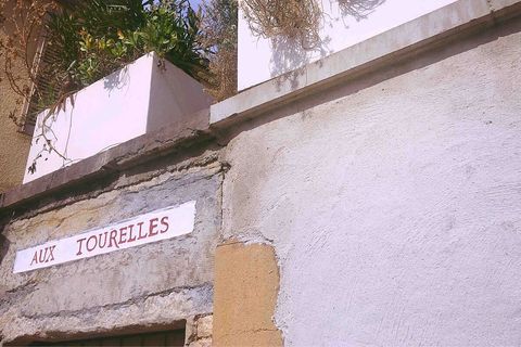 Aux Tourelles. Entree