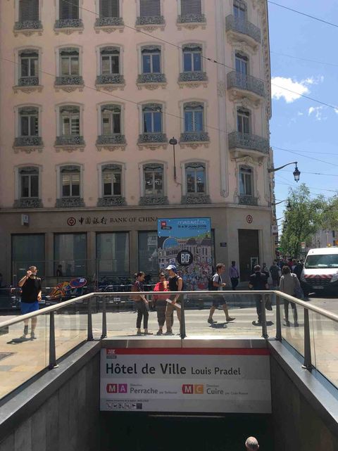 entree du Metro A station hotel de ville