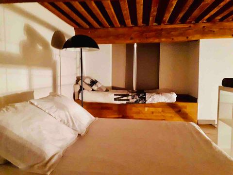 chambre 2 en mezzanine: 1 lit double 200x140 et deux lits simples