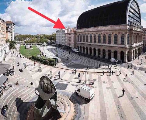 Emplacement de votre appartement : fleche rouge. A quelques metres de la mairie, de l’opera du musee des beaux arts, des commerces et du rhone et de la saonne