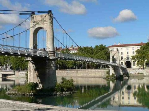 pont sur rohne : passerelle du college a 200 m
