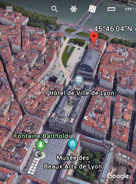 Emplacement de l’appartement : en rouge. A quelques metres de la mairie, de l’opera du musee des beaux arts, des commerces et du rhone et de la saonne