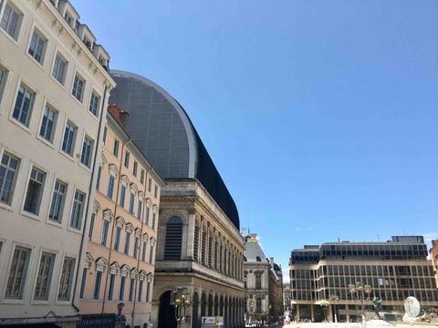 Entree de l’immeuble, a cote de L’Opera de Lyon