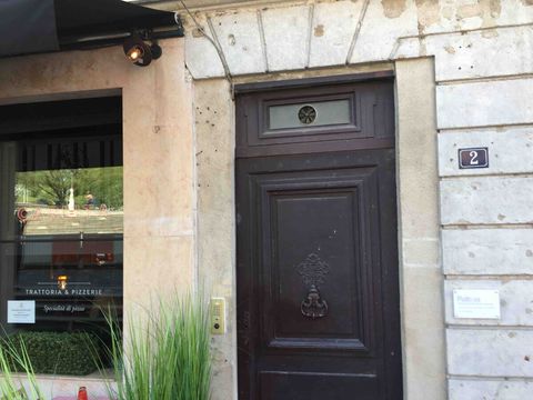 2 eme entree de l'immeuble cote parking ( traboule) demandez les codes!