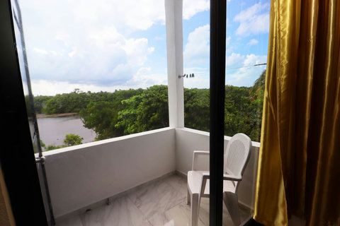 Relaxing Lakeside View