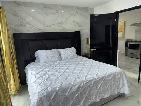 King Size Sealy Maximum Comfort Premium Plush Deep Seep Bed