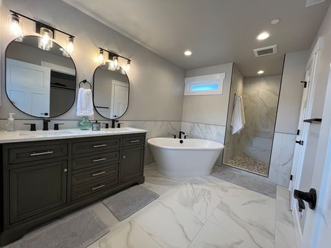 Double sinks & large soaking tub in upstairs primary bedroom bathroom