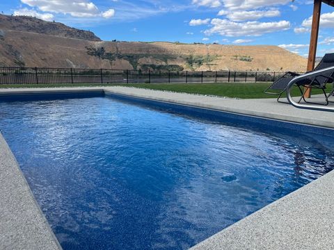Private pool (12'x25' and 3 1/2' to 5 1/2' deep) overlooking the river