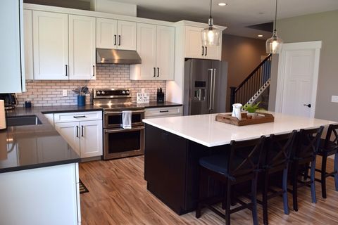 Large island great for food prep and bar seating for 4