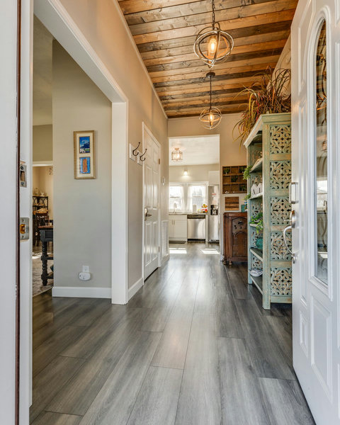 Warm entry greets you with tasteful decor and local brochures