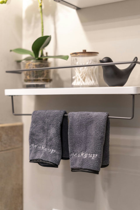 Thoughtful bath touches: makeup towels, swabs, and chic decor.