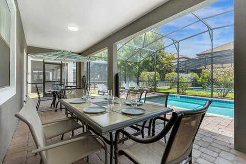 Enjoy your morning coffee or family meals al fresco