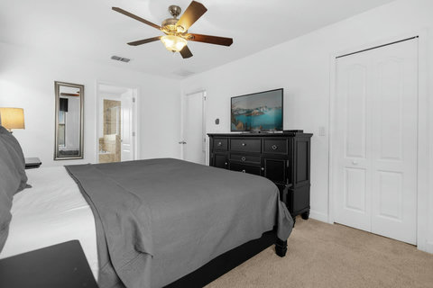 King size bed and en suite bedroom