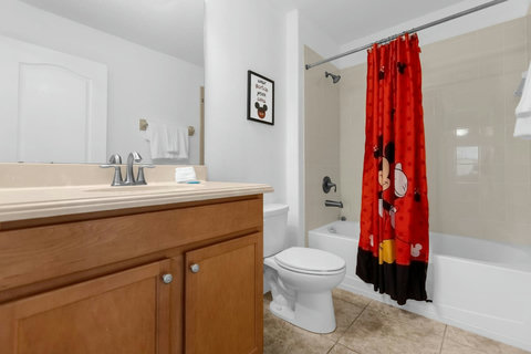 Hallway bathroom on 2nd floor between bedrooms 4 and 5