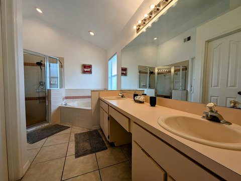 Master en-suite bathroom