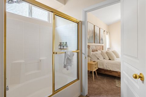 Large full bathroom connected to the main room. Shower comes with shampoo, conditioner and bodywash provided. Lots of natural lighting.