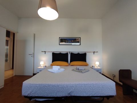 I call this room" Venice" . The bed  is 200 cm long and 180 cm wide, a cozy soft bed.  The door leads you near the bathroom and the rest of the house.