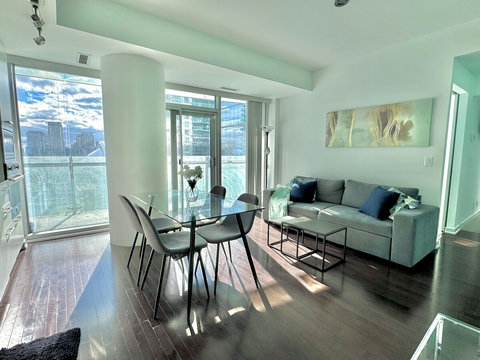 Unwind in a spacious living room with a cozy couch, 42” Smart TV, blazing-fast Wi-Fi, and breathtaking CN Tower views. Perfect for streaming, relaxing, or enjoying the stunning city skyline morning to night in total comfort and style.