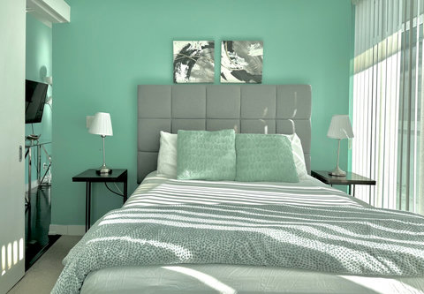 The second bedroom offers a cozy and comfortable space with a plush queen-size bed and soft linens. Perfect for a restful night’s sleep, this room is ideal for guests seeking a quiet and relaxing retreat after a busy day in the city.