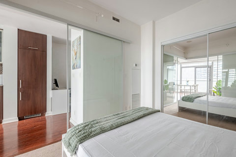 Bright & Comfortable – Queen Bed with Soft Linens for a Restful Sleep - 
Wake up to natural sunlight in this cozy queen bedroom, perfect for relaxed mornings and restful nights.
