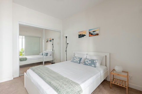 Bright & Comfortable – Queen Bed with Soft Linens for a Restful Sleep - 
Wake up to natural sunlight in this cozy queen bedroom, perfect for relaxed mornings and restful nights.
