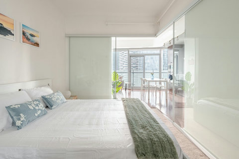 Bright & Comfortable – Queen Bed with Soft Linens for a Restful Sleep - 
Wake up to natural sunlight in this cozy queen bedroom, perfect for relaxed mornings and restful nights.
