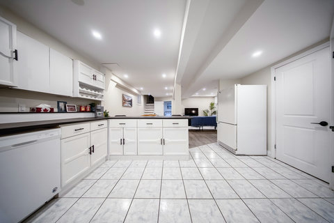 From morning coffee to midnight snacks—everything’s at your fingertips.