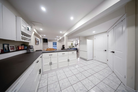 From morning coffee to midnight snacks—everything’s at your fingertips.