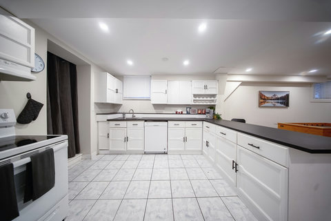 From morning coffee to midnight snacks—everything’s at your fingertips.