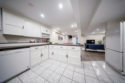 From morning coffee to midnight snacks—everything’s at your fingertips.