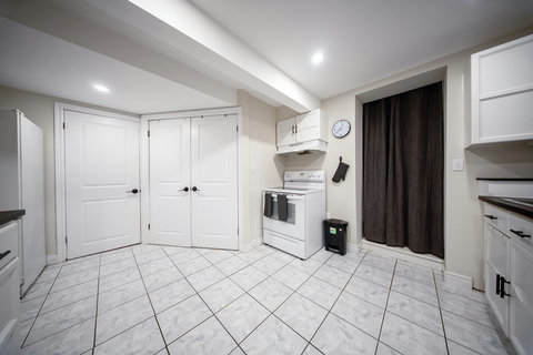 From morning coffee to midnight snacks—everything’s at your fingertips.