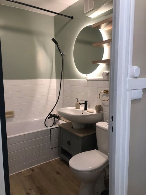 - Baignoire.

- Lavabo avec miroir à LED.

- Wc.

- Sèche serviette et radiateur.