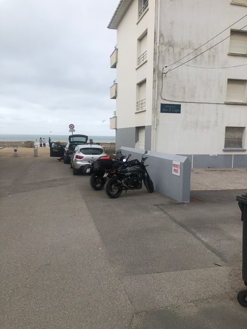 Accès direct du parking à la digue de mer 