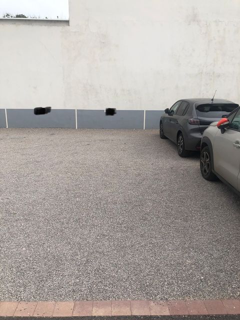 - Mise à disposition de deux places pour les voitures sur parking privé.
- Accès au local de la résidence pour y ranger vélo ou trottinette.
‍♂️- Présence d’un concierge à l’année.
