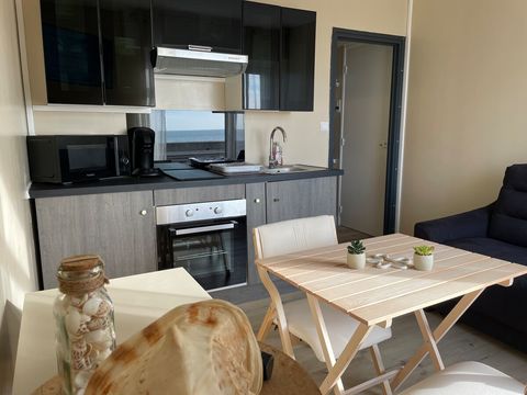 - Une cuisine équipée et aménagée
-  four et micro-ondes /plaques induction.
- frigo avec partie congélation.
- bouilloire .
- grille-pain.
-appareil café senseo
-presse agrumes 