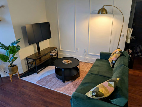 Unwind in style! Sink into our comfortable green velvet sofa and enjoy your favorite shows with lightning-fast 4K streaming on our smart TV. The perfect spot for a movie night or a relaxing evening after exploring Toronto