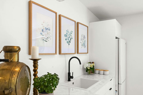 Fresh & functional – portable induction cooktop, large fridge/freezer, filtered water, ice on tap.
