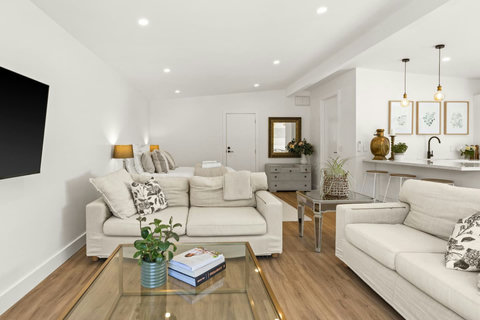Gather & relax – sink into plush sofas after a day exploring Hawke’s Bay.