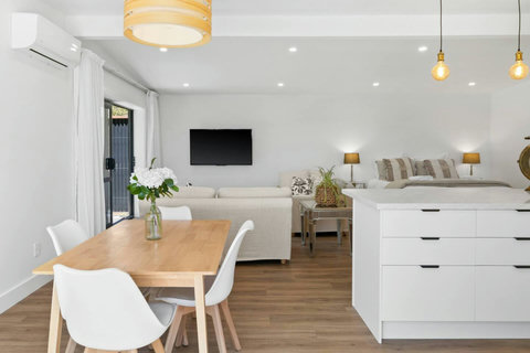 Bright & spacious – the kitchen flows seamlessly into the living spaces