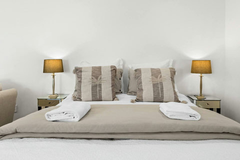 Hotel-style touches – fresh linen, cozy pillows, and plenty of storage.