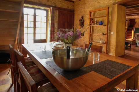 The sociable kitchen/dining/sitting room has good size table for 8. Open plan means that everyone can cook, sit and eat together. Perfect for a family catch-up.