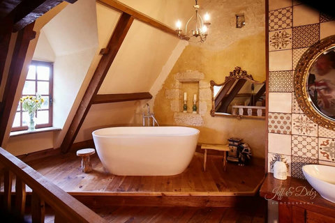 The big room upstairs.. a bath for two