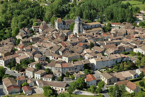 The medieval village of Issigeac is nearby. There are cafes and restaurants and events to be found here, and tiny meandering streets to explore.
(Thanks to Dordogne Périgord Tourisme for the photo)
