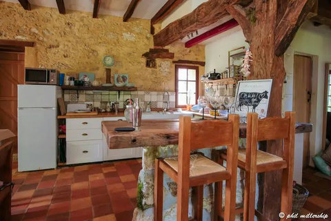 The breakfast bar and kitchen